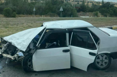 Şarkikaraağaç’ta iki otomobil çarpıştı: 2’si çocuk 7 yaralı