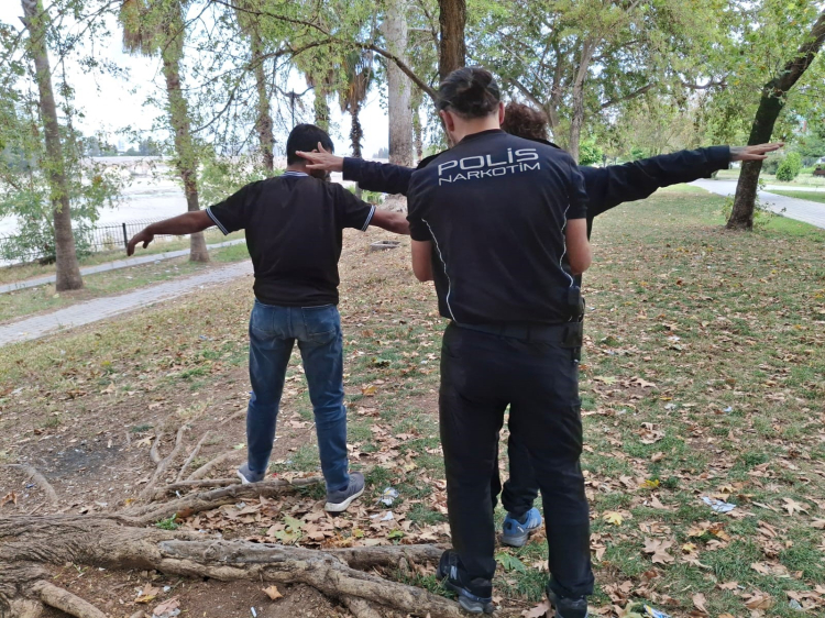 Adana'da parkta uyuşturucu kullanırken suçüstü yakalandı, Pişmanım dedi 2