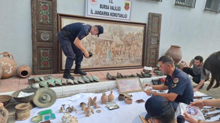 Bursa'da tarihi eser operasyonu İznik'teki antikacıda 1500 yıllık tablo ele geçirildi 2