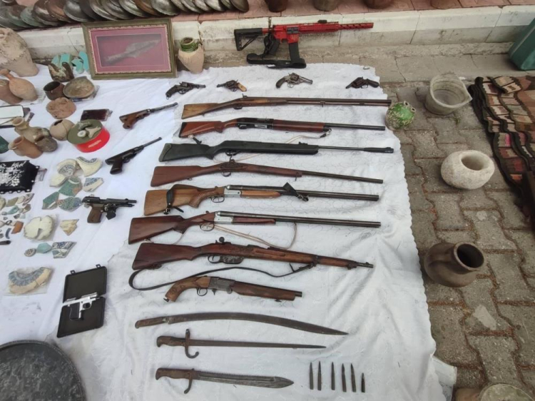 Bursa'da tarihi eser operasyonu İznik'teki antikacıda 1500 yıllık tablo ele geçirildi 3