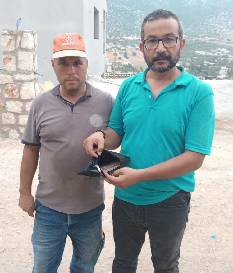 Kozan'da temizlik işçilerinden örnek davranış Çöpte buldukları parayı sahibine teslim ettiler 2