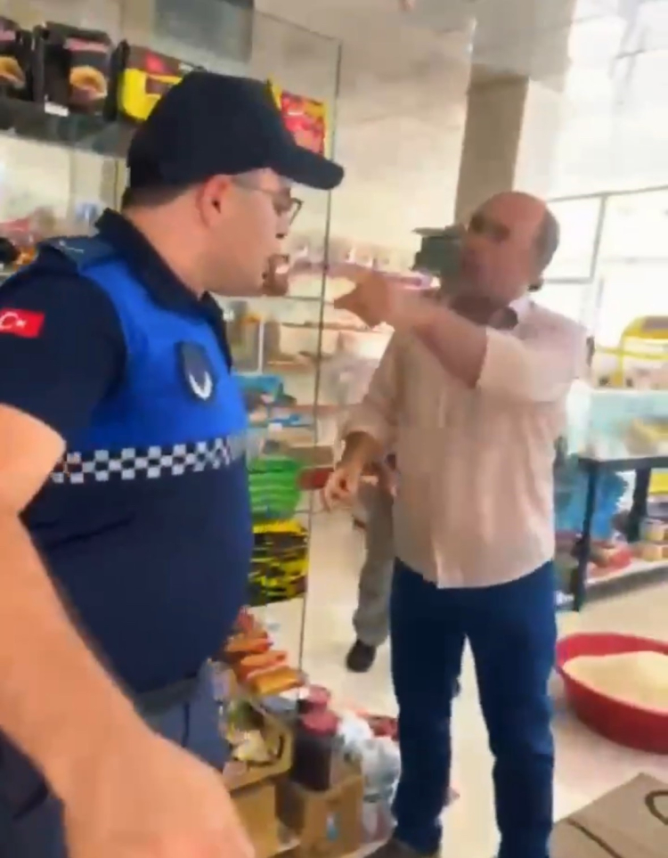 Zabıtaya saldırıp seni vururum diye tehdit eden esnaf tutuklandı Dükkanından 418 kg bozuk ürün çıktı 2