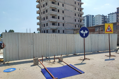 Adana’da kavşakta kaza: Müteahhit inşaat denetiminde can verdi