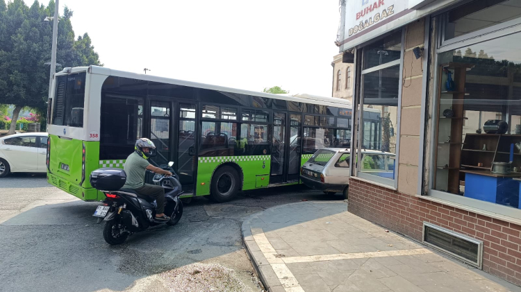 Adana Kızılay Caddesi'ndeki hatalı park trafiği kilitledi 2
