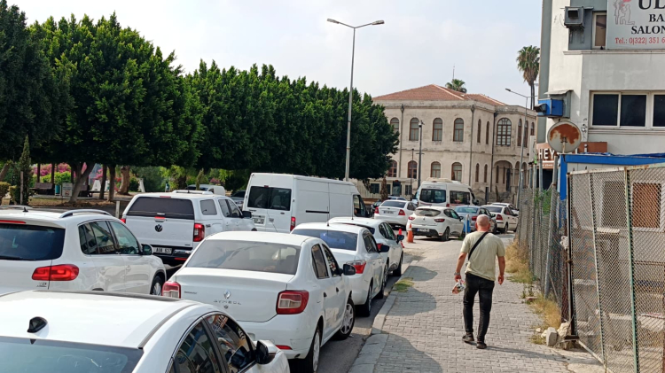 Adana Kızılay Caddesi'ndeki hatalı park trafiği kilitledi 3