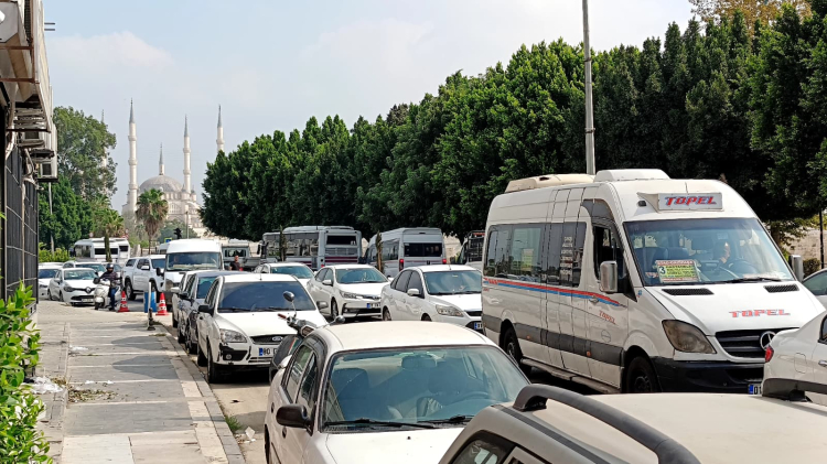 Adana Kızılay Caddesi'ndeki hatalı park trafiği kilitledi 4