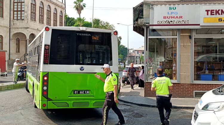 Adana Kızılay Caddesi'ndeki hatalı park trafiği kilitledi 5