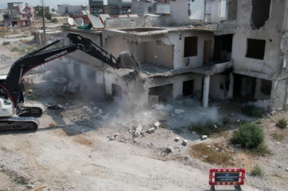 Akdeniz’de kentsel dönüşüm kapsamında tehlikeli bina yıkıldı