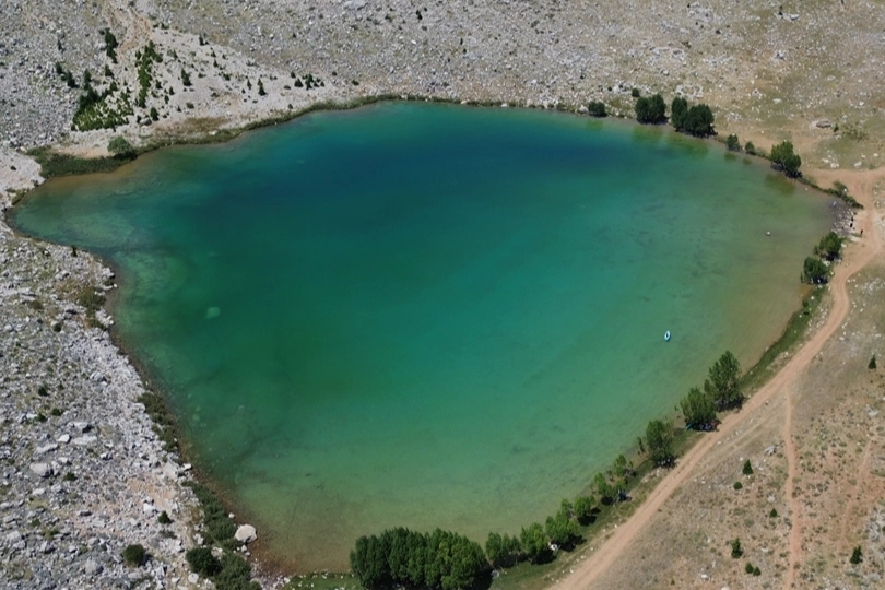 Antalya’nın Doğal Cenneti: Akdağ Uçarsu Şelalesi ve Yeşilgöl