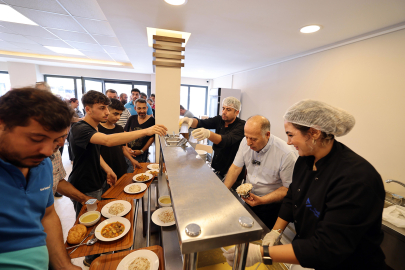 Başkan Demirçalı, yemek servisi yapıp talep ve sorun dinledi