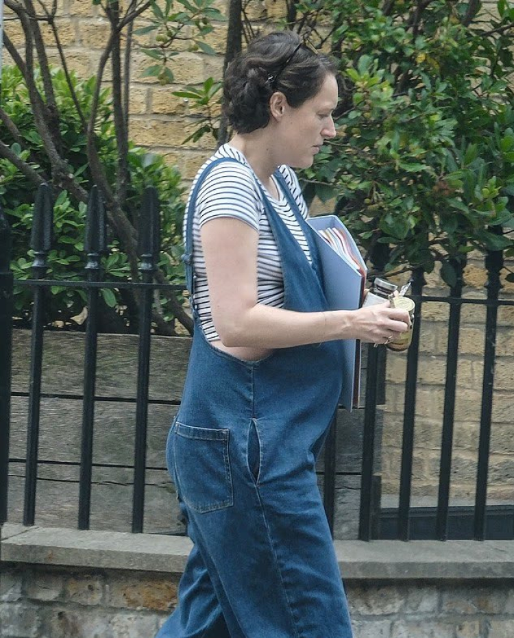 'Fleabag'in yaratıcısı gizemli bir dosyayla görüntülendi Phoebe Waller-Bridge yeni bir proje mi hazırlıyor 2