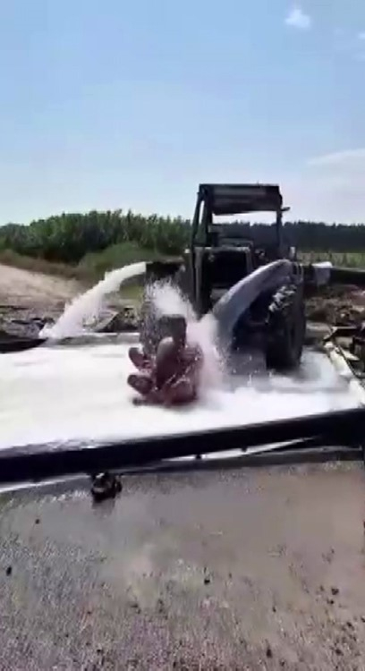 Tarsus'ta 50 dereceyi bulan sıcaklık bunalttı Vatandaşlar hortum, kanal ve su pompasıyla serinledi 2