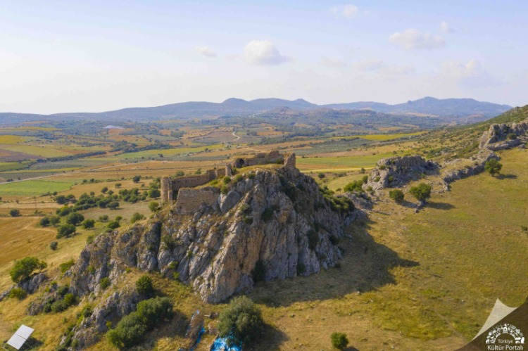 SÜTUNLU CADDE, TİYATRO VE KALE: BİR ROMA KENTİNİN ANATOMİSİ