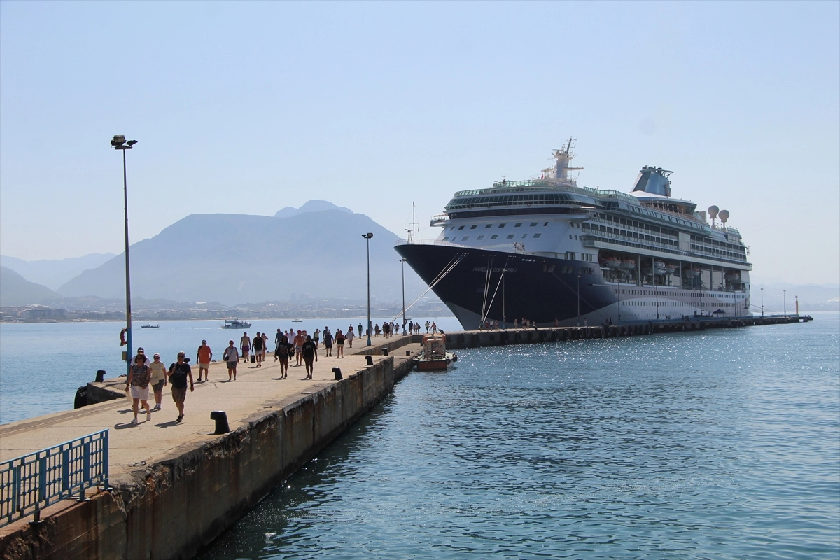 Kruvaziyer "Marella Discovery 2" Alanya Limanı'na demirledi