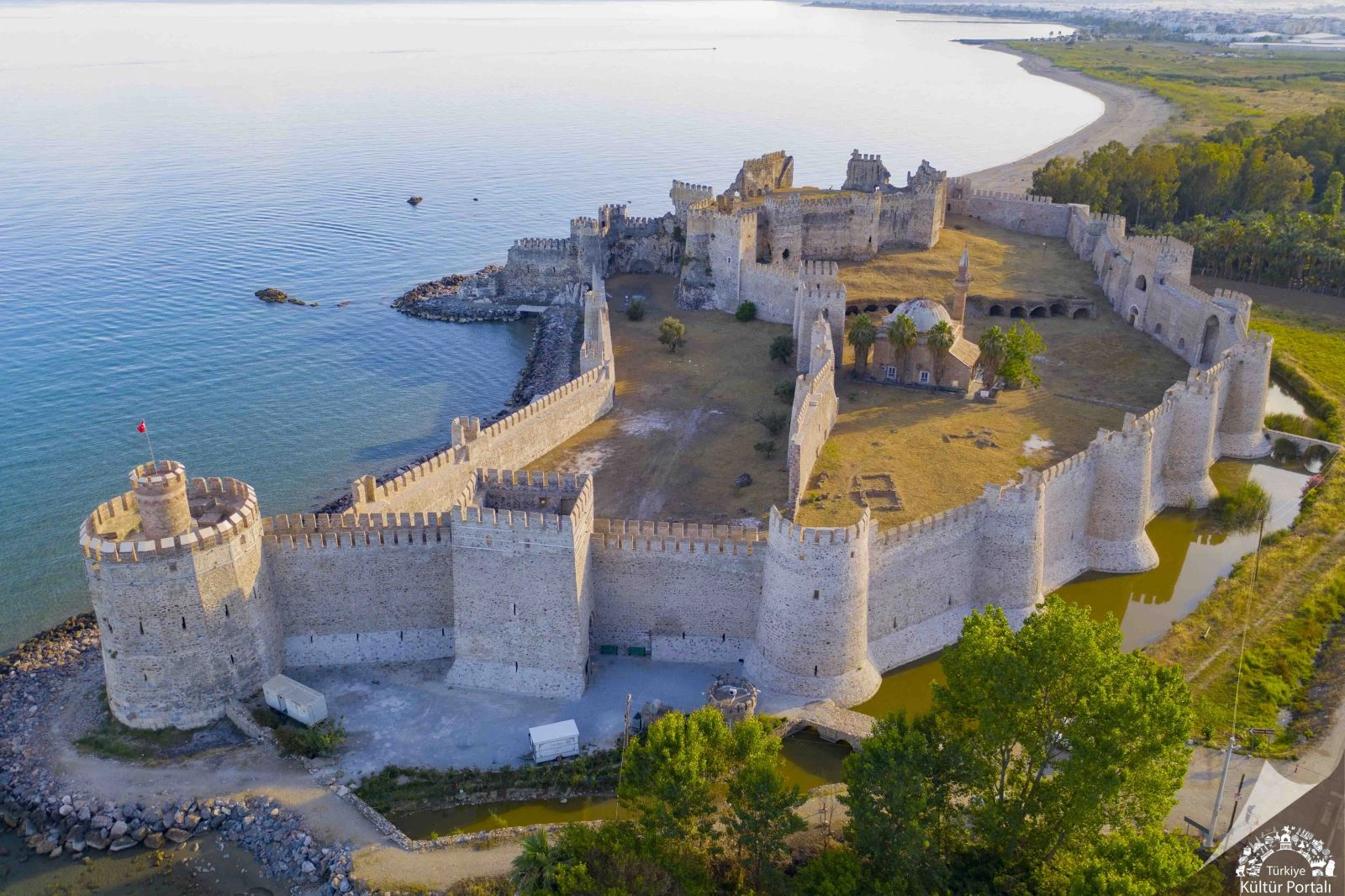 Akdeniz'in gözcüsü Mamure Kalesi