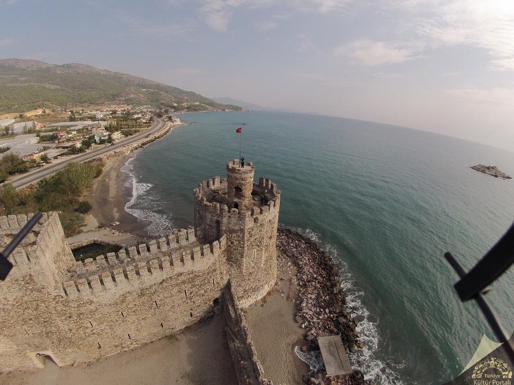 ÜÇ BÖLÜMLÜ GÖRKEMLİ MİMARİ VE SAVUNMA HATTI