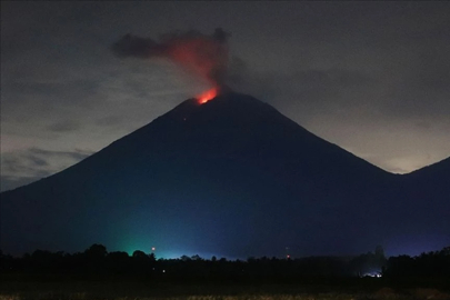 Endonezya’da Semeru ve Lewotobi Laki-Laki yanardağları peş peşe patladı