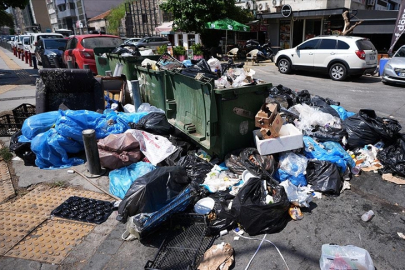 İzmir'de toplanmayan çöpler tepkilere neden oldu