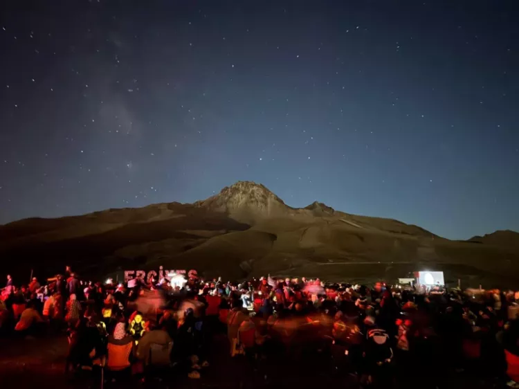 Türkiye'nin dört bir yanında görsel şölen Perseid meteor yağmuru gökyüzünü aydınlattı 3