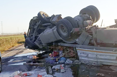 Adana’da tır kazası: Yol kapandı, sürücü hastanelik oldu