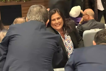 CHP'den istifa eden Özlem Çerçioğlu AK Parti Genel Merkezi'nde