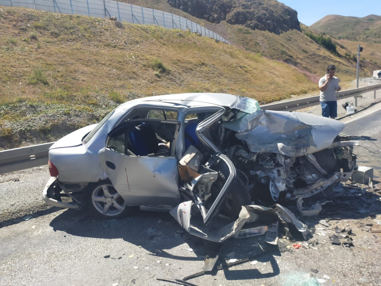 Erzincan-Sivas Karayolu’nda feci kaza 3 ölü, 6 yaralı 