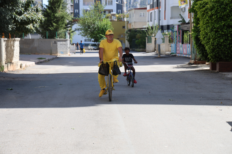 Kozan’ın “sarı şalvarlı” limon dondurmacısı sıcağa aldırmadan satış yapıyor 2
