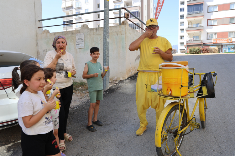Kozan’ın “sarı şalvarlı” limon dondurmacısı sıcağa aldırmadan satış yapıyor 2