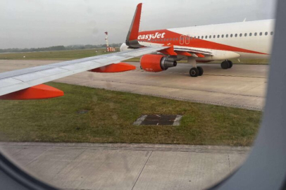 Manchester Havalimanı'nda iki yolcu uçağı çarpıştı