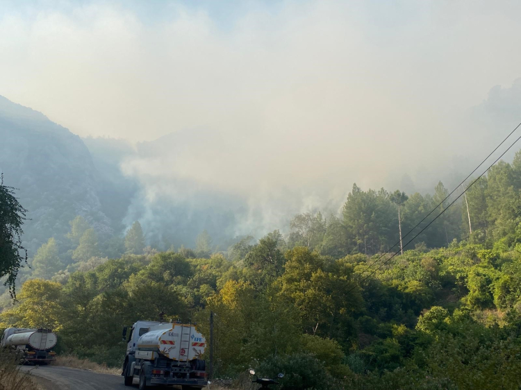 Mersin Anamur’da orman yangını sürüyor Havadan ve karadan müdahale devam ediyor 4