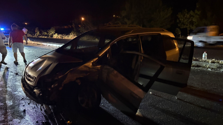 Sakarya Hendek'de D-100 karayolu'nda feci kaza İki otomobil kafa kafaya çarpıştı, 1'i ağır 8 yaralı 2