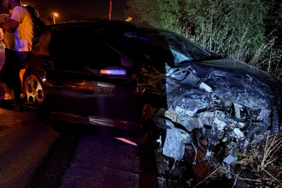 Sakarya Hendek'de D-100 karayolu'nda feci kaza: İki otomobil kafa kafaya çarpıştı, 1'i ağır 8 yaralı