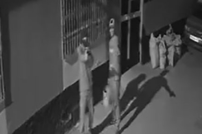 Adana’da kar maskeli şahıslar eve ateş açtı