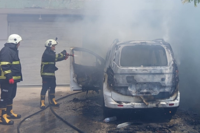 Adana’da park halindeki araç alev alev yandı