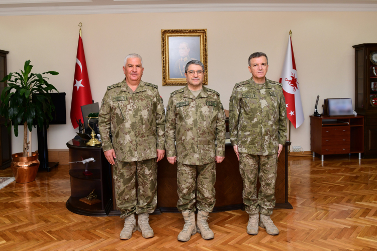 Kara Kuvvetleri Komutanı 