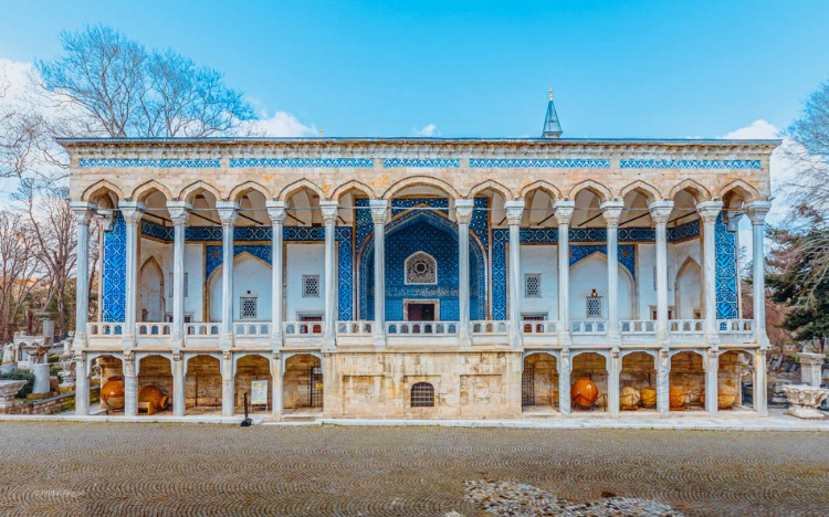 DUVARLARINDA BİN YILLIK MİRAS: HANGİ ESERLER GÖRÜLEBİLİR?