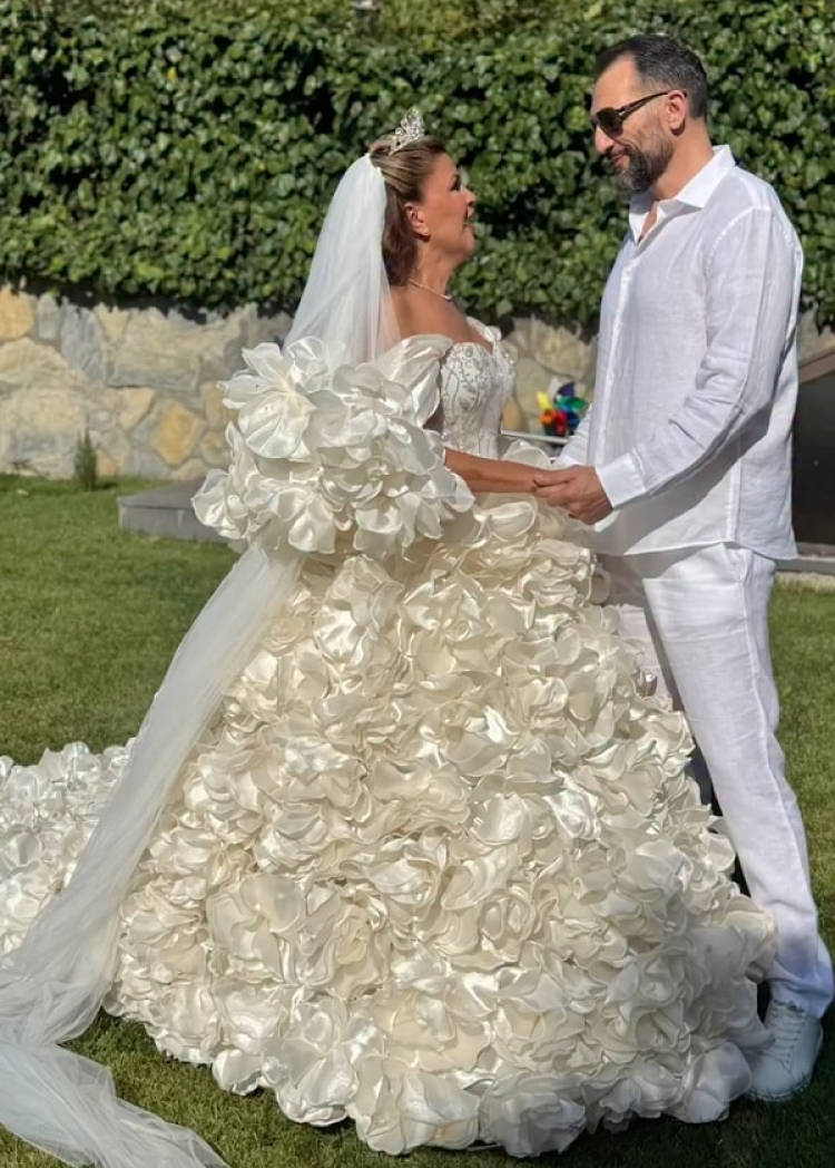 Gelinliği sosyal medyayı ikiye böldü! Nuray Sayarı'dan eleştirilere yanıt Eşim beğendiyse tamam! 2