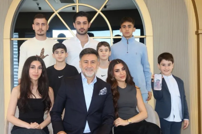 İzzet Yıldızhan eşi Ajda ve kızı Zelal ile Alaçatı’da görüntülendi