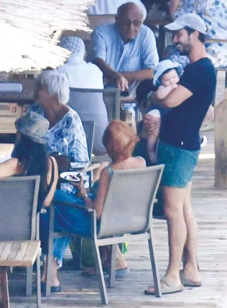 Pınar Deniz ve Kaan Yıldırım bebekleriyle Bodrum’da tatilde görüntülendi 2