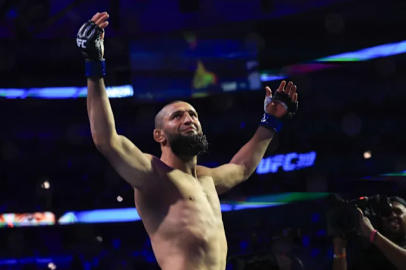 UFC 319’da Khamzat Chimaev, Dricus Du Plessis’i mağlup ederek orta sıklet kemerinin yeni sahibi oldu