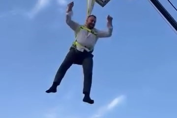 Bursa’da damat vinçte sallandırıldı, arkadaşları göbek attı