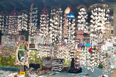 Doğal taş ve deniz kabuklarından yapılan takılar Yumurtalık’ta ilgi görüyor