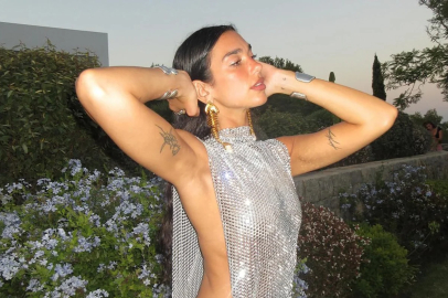 Dua Lipa 30. yaşını parıltılı elbisesiyle kutladı
