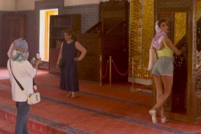 Hüsrev Paşa Camii’ni uygunsuz kıyafetlerle ziyaret tartışma yarattı