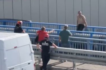 Küçükçekmece’de üst geçitte intihar girişimi