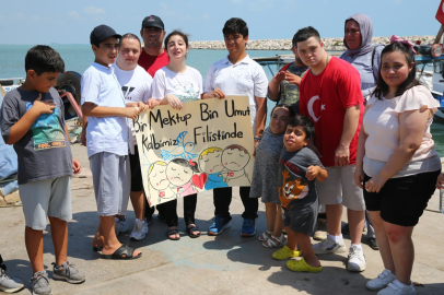 Adana’da özel çocuklar Gazze’deki akranları için kaleme aldıkları mektupları denize bıraktı