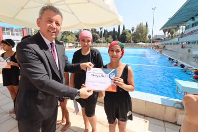 Adana’da minik kulaçlar belgelerini aldı