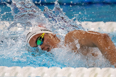 Milli yüzücü Kuzey Tunçelli'den altın madalya