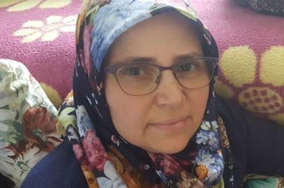 Sahipsiz köpeklerden kaçarken aracın altında kaldı