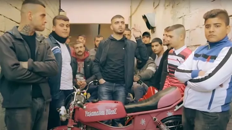 El Salvador’da ‘Kanzi’ ve mohawk saç kesimleri yasaklandı 3